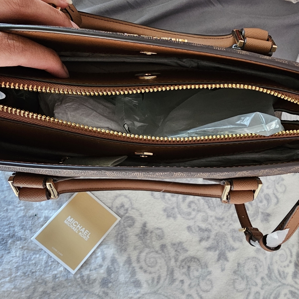 NWOT MICHAEL KORS LYNN LOGO MONOGRAM LARGE SATCHEL - Picture 8 of 10
